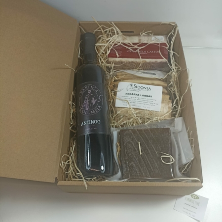 Cesta de regalo artesanal Antinoo con vino de violetas, mojama, regañás y queso de cabra
