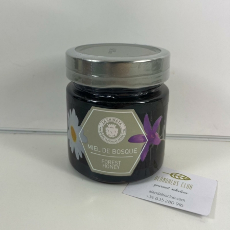 Miel de Bosque La Chinata elaborada con néctares y mielatos de entornos forestales. De color oscuro, sabor intenso y aroma profundo, es ideal para acompañar desayunos, infusiones, quesos y recetas gourmet.