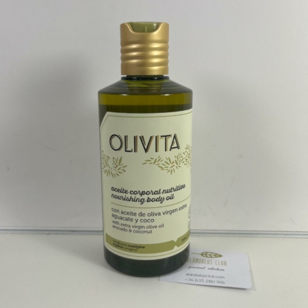 Por otro lado, el aceite de aguacate aporta propiedades nutritivas. El aceite de coco complementa la fórmula con una hidratación duradera. De este modo, la piel luce más suave y flexible.