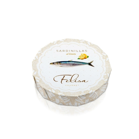 La fusión de ingredientes de alta calidad aporta una experiencia gastronómica ligera y sofisticada. El limón realza el sabor natural de las sardinillas, ofreciendo un matiz refrescante y aromático que convierte cada bocado en una propuesta diferente y elegante.