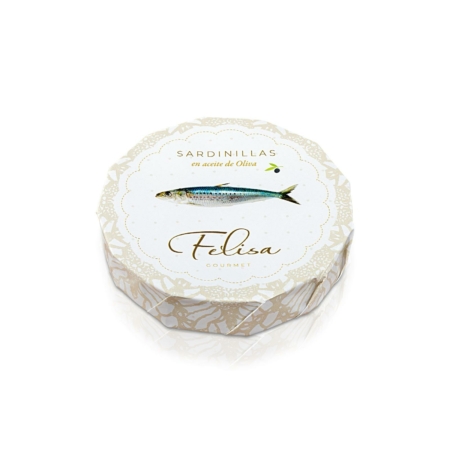 stas sardinillas son ideales para acompañar tostadas, ensaladas, tablas de aperitivos o tapas mediterráneas. Además, destacan por ser una fuente natural de proteínas, ácidos grasos omega-3 y nutrientes esenciales